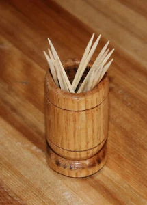 Rustikaler Zahnstocherhalter aus Holz - Handarbeit aus Esche Hartholz. Tolles Geschenk. - Bild 1 von 1