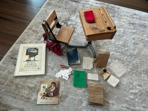 Pleasant Company American Girl Molly School Story Escritorio, Bolso, Anteojos, Estuche - Imagen 1 de 14