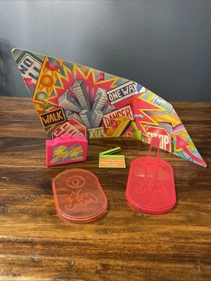 Muñeca Jem and the Holograms de colección años 80 VIDEO LOCURA Juego Artículos y Soporte para Muñeca Foto 1 de 4