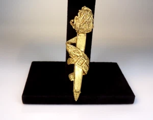 Vintage goldfarbene Zepter Schwert Kilt Anstecknadel oder Brosche, Schmuck - Bild 1 von 5