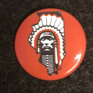 Chief Illiniwek en Estado de Illinois Contorno 1.5" Botón/Pin - Lucha contra Illini  - Imagen 1 de 3