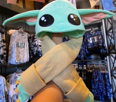 New Baby Yoda Movable Ears Hat Disney Park Star Wars Mandalorian RARE Great Gift - Imagem 1 de 4