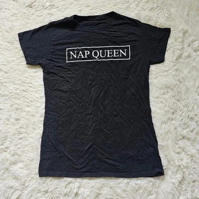 Camiseta Nap Queen Preta Gráfica Tamanho T Pequena Nap Queen Citação Engraçada Punk - Imagem 1 de 4