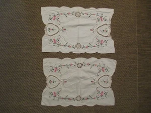 2 Vintage 17 x 12 Beistelltischläufer Kommode Schal Tuch Deckchen Kreuzstich Blumen m - Bild 1 von 4