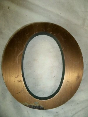 Letrero de banco grande de bronce pesado letra "O" mediados de siglo vintage nombre de latón SALVAGE Foto 1 de 4