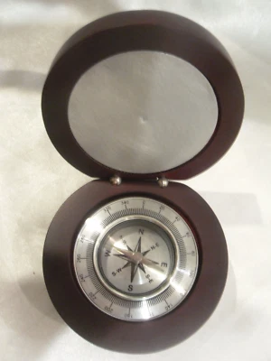 Brújula de escritorio en madera Foto 1 de 3