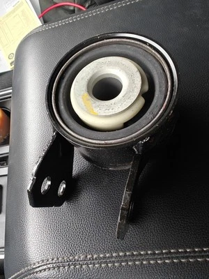 Buje de brazo de control de suspensión inferior delantera GMC Arcadia 2007-17 Foto 1 de 3