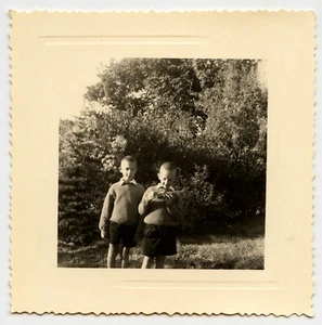 Deux enfants dans le jardin jeux - photo ancienne an. 1950 - Imagen 1 de 1
