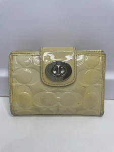 CARTERA CLUTCH LLAVE EN MANO COACH CHAROL ESTAMPADO LOGOTIPO CC 5.25" X 3.75" DEFECTOS - Imagen 1 de 9