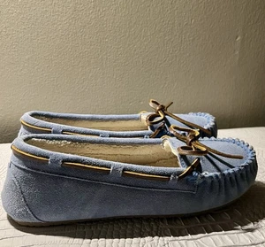 Minnetonka Mokassin Flor gefüttert Baby Blau Wildleder Hausschuhe Größe 7 - Bild 1 von 5