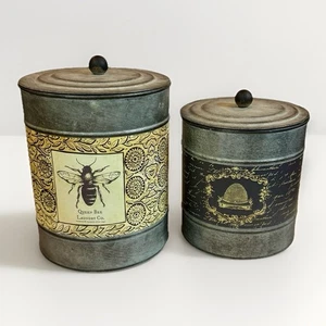 Juego de dos botes de lata vintage con tapa Queen Bee Laundry Company lavado prensado - Imagen 1 de 20