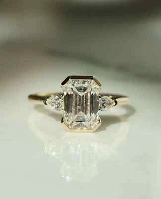 2.70Ct Emerald Cut Certified Lab Grown Diamond Three Stone Ring 14k Yellow Gold - Imagem 1 de 4