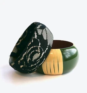 Dos pulseras brazaletes de plástico vintage años 80 encaje Madonna verde militar - Imagen 1 de 4