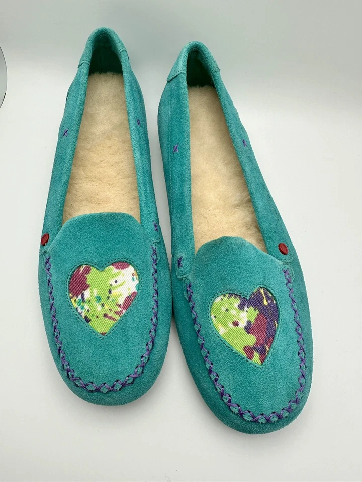 Zapatillas UGG Mocasín Verde con Recorte Corazón Talla 7 ¡Excelente Estado! Foto 1 de 4