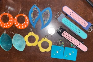 Vintage 1980’s Plastic Piercing Earrings (5 Pair) & 3 Watch Arms Funky - Bild 1 von 1