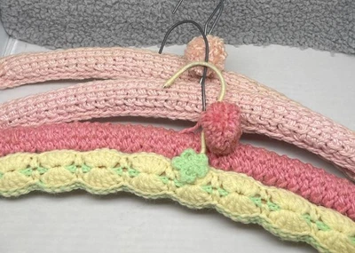 Perchas de madera cubiertas de hilo de ganchillo coloridas vintage 4 ganchos de metal hechos a mano Foto 1 de 4