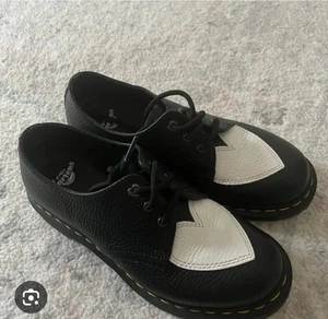 Scarpe DR MARTENS AMORE HEART PELLE NERA taglia 7 o 7,5 - Foto 1 di 5
