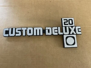 CHEVY CUSTOM DELUXE 20 GM NOS FRONT FENDER EMBLEM 14051846 - Bild 1 von 5