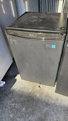 Danby 4,4 куб. футов Компактный холодильник в черном - модель DAR044A4BDD - Изображение 1 из 4