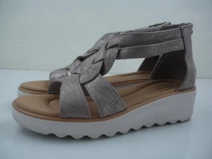 Women's 7 M Clarks Jillian Bright Metallic Taupe Wedge Sandals Gladiator Comfort - Picture 1 of 13