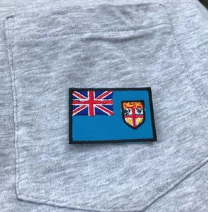 Bestickte Fahnen Aufnäher Fidschi 3x5 cm Bügelbild Applikation Nationalemblem Patriotisch - Bild 1 von 1