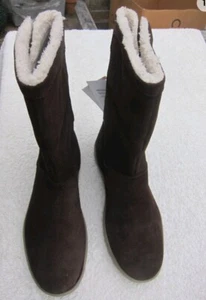 Crocs Women's Foldover Fuzz Bootie Brown/Khaki Size Womens 10. Fits 9 & 10. - Picture 1 of 7