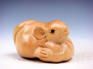 Escultura japonesa Netsuke tallada a mano de boj ratón abrazando calabaza #05272501 - Imagen 1 de 5