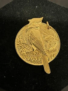 Ciondolo uccellino cardinale tono oro per collana B. Christian 1981 vetroresina - Foto 1 di 3