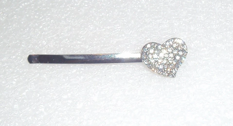  Horquilla con un corazón en el extremo, el corazón está cubierto de mini pedrería Foto 1 de 1