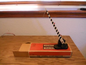 Lionel No. 252 Illuminated Crossing Gate w/original box & liner (tested) - Picture 1 of 6