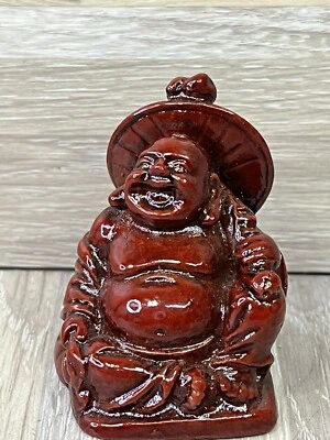 Preciosa figura de Buda de resina de cinabrio tallada Foto 1 de 2