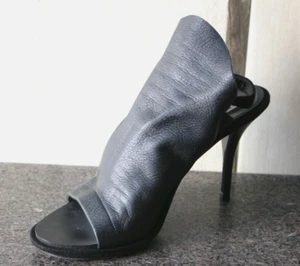 Worn ONCE! BALENCIAGA BLK LEATHER HIGH ARCH SLINGBACK Heel Pump Shoes Boot 39.5 - Picture 1 of 9
