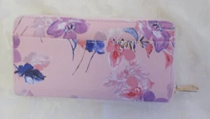 Trina Turk Geldbörse hellrosa Blumen neu im Karton umlaufender Reißverschluss viele Taschen innen + Logo - Bild 1 von 12