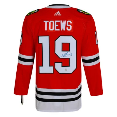 Camiseta deportiva Adidas roja autografiada por Jonathan Toews de los Chicago Blackhawks Foto 1 de 2