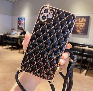 Coque téléphone matelassée noire x dorée avec bretelles bandoulière réglables pour iPhone XR - Photo 1 sur 2