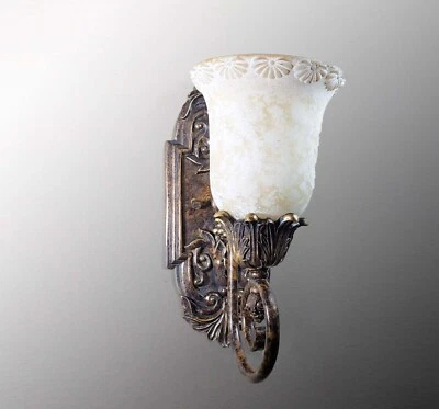 Hermosa luz aplique de pared con acabado de caparazón de tortuga Pour Le Bain Foto 1 de 4