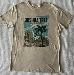 Joshua Tree Hombre Camiseta Grande Beige Parque Nacional Gildan Suave Estilo Algodón Usada en Excelente Condición - Imagen 1 de 7