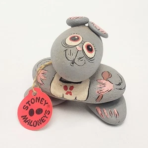 Arte rupestre Stoney Maloney PEBBLE pintado a mano por Ruane Manning cachorro chef raro - Imagen 1 de 8
