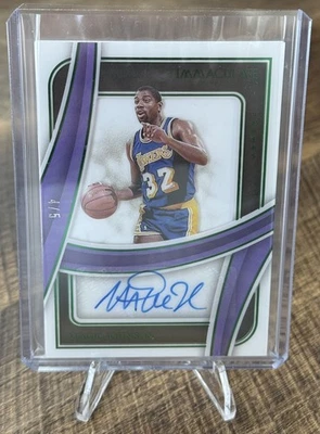 2023-24 Panini Colección Inmaculada MAGIC JOHNSON Shadowbox Automático/5 SSP Lakers Foto 1 de 3