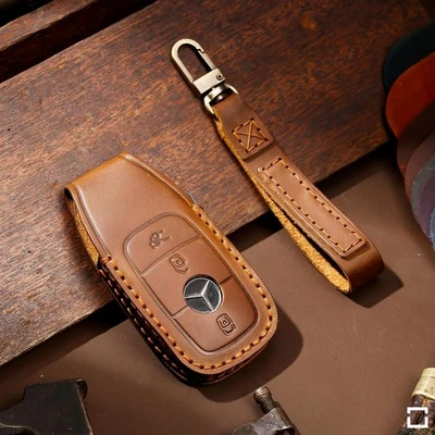 Premium Schutzhülle für Mercedes-Benz Schlüssel inkl. Karabiner + Lederband hell - Bild 1 von 3