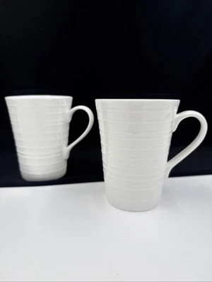 "Juego de (2) tazas de 4 1/2"" de alto Mikasa Swirl blancas (Bone China) •PRÍSTINAS•" Foto 1 de 4