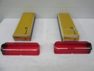 Lente de lámpara trasera exterior derecha y derecha Buick Lesabre Invicta 1962 NOS 5952955 5952956 dp Foto 1 de 4