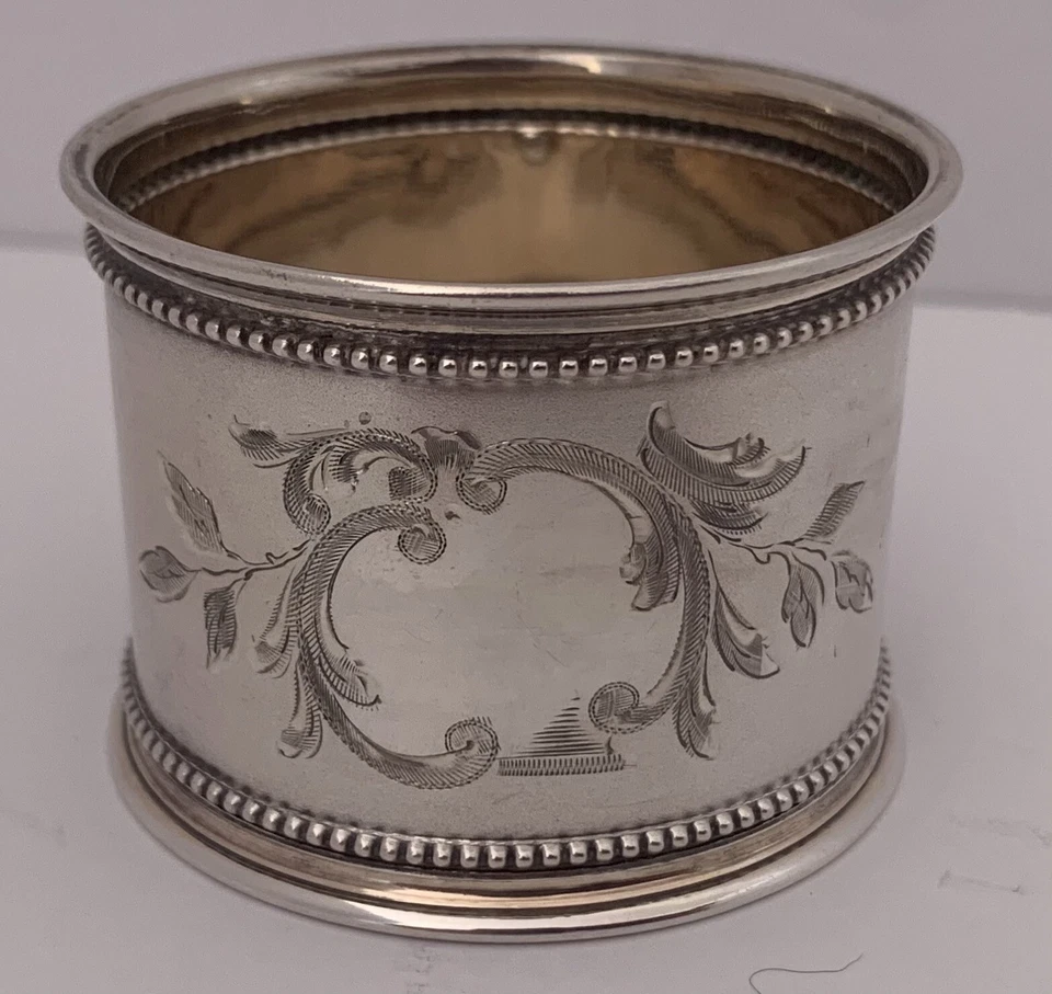 PRECIOSO ANILLO SERVILLETA FINO ALEMÁN PLATA 800 CUENTAS SATINADAS GRABADO A MANO C. 1885  Foto 1 de 3