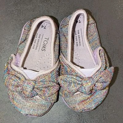 Zapatos sin cordones Tom's brillantes para niños pequeños talla 4 Foto 1 de 3