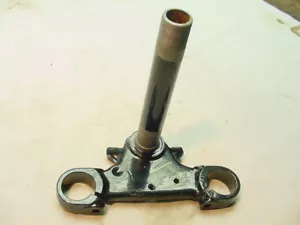 BSA A65 A50 LOWER TRIPLE CLAMP PART #42-5013 CAST IN IT GOOD THREADS HAS BEEN PO - Foto 1 di 4