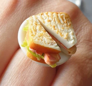 Único PLATO BLT ANILLO MINIATURA comida HECHO A MANO ajustable CAJA DE REGALO sándwich - Imagen 1 de 1