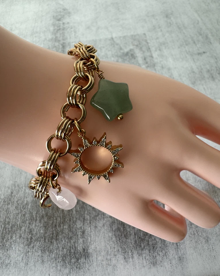 Pulsera Luna Norte Toggle Latón Color Dorado con Dijes Jade y Madreperla Foto 1 de 1