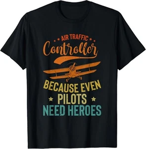 T-Shirt Fluglotse Because Pilots Need Heroes Flugzeug Geschenk Unisex - Bild 1 von 3