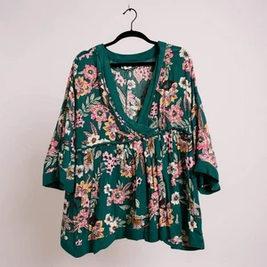 Blusa envolvente con estampado floral verde azulado 1X de Maurices con mangas 3/4 e imperio - Imagen 1 de 8
