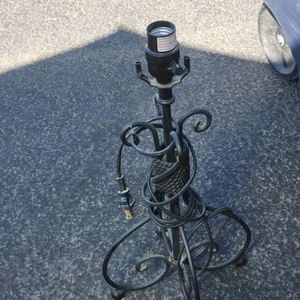 VINTAGE RETRO SCHMIEDEEISEN SCHNÖRKEL TISCHLAMPE - LEUCHTET - OHNE SCHIRM - Bild 1 von 7